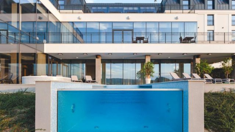 Heron Live Hotel